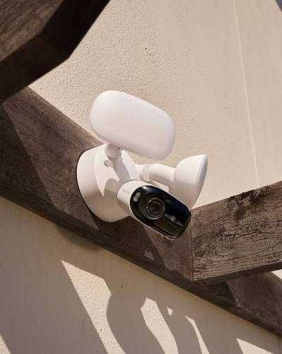 câmara de segurança Reolink Elite Pro Floodlight PoE, nova e sem uso.