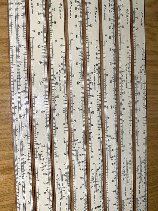 Логарифмічні лінійки у футлярі