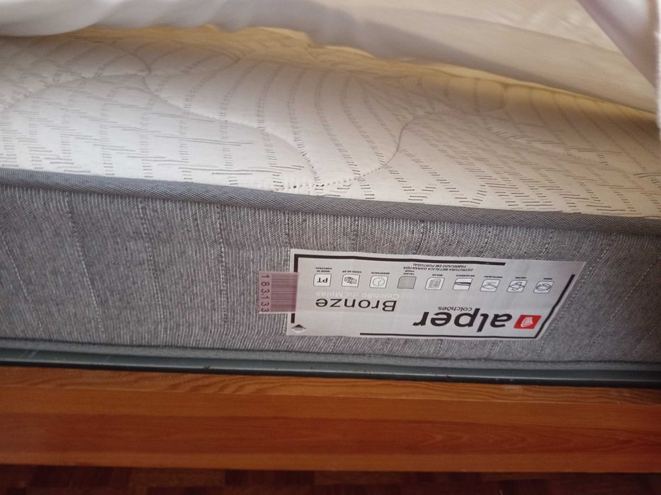 “Conjunto de quarto em madeira com aplicações em palhinha entrançada