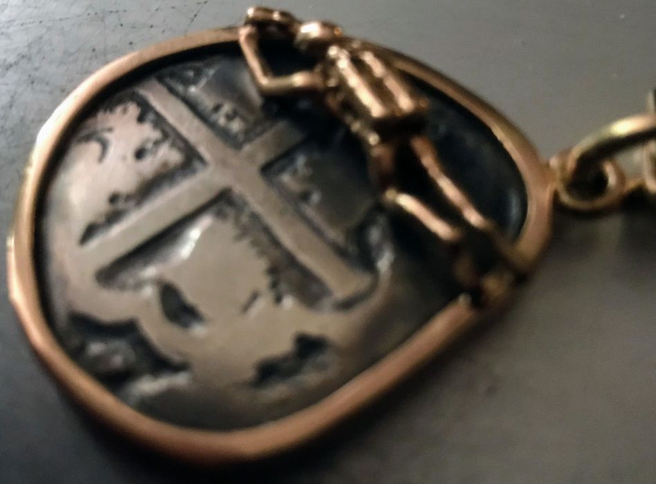 Zawieszka  4 reale srebro ze statku Atocha 1622 r oprawiona w zloto