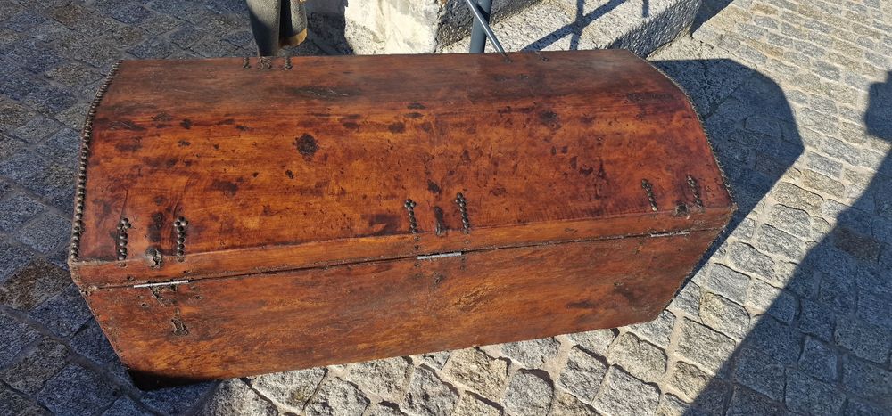 Baú  muito antigo restaurado