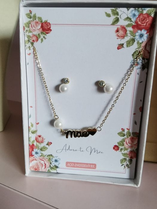 Conjunto brincos e colocar em aço dourado