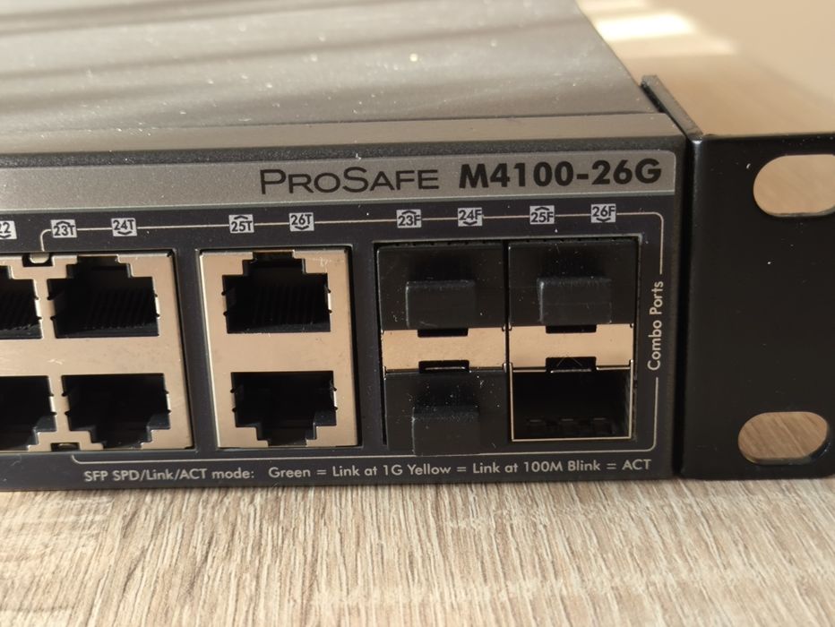 Zarządzalny przełącznik sieciowy, switch Netgear ProSafe M4100-26G.