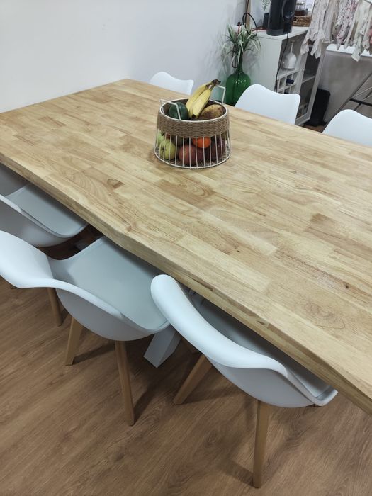 Mesa de jantar e cadeiras