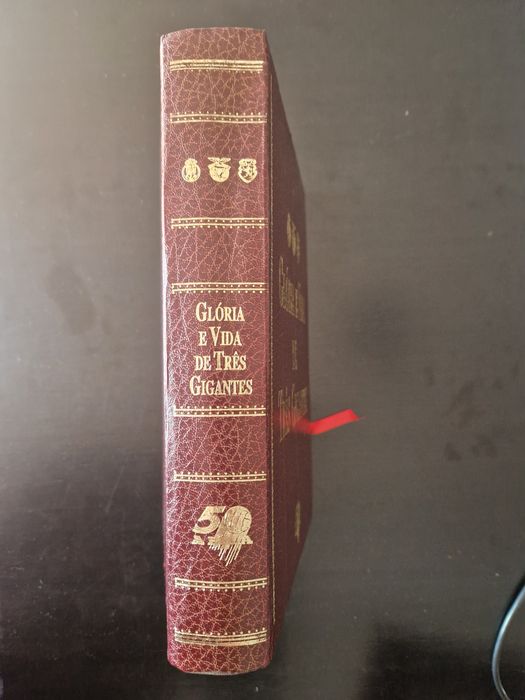 "Glória e Vida de Três Gigantes", editado pelo jornal "A Bola".