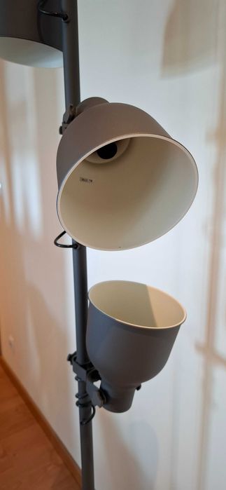 Selling a floor lamp in excellent, like-new condition.64730018697859122