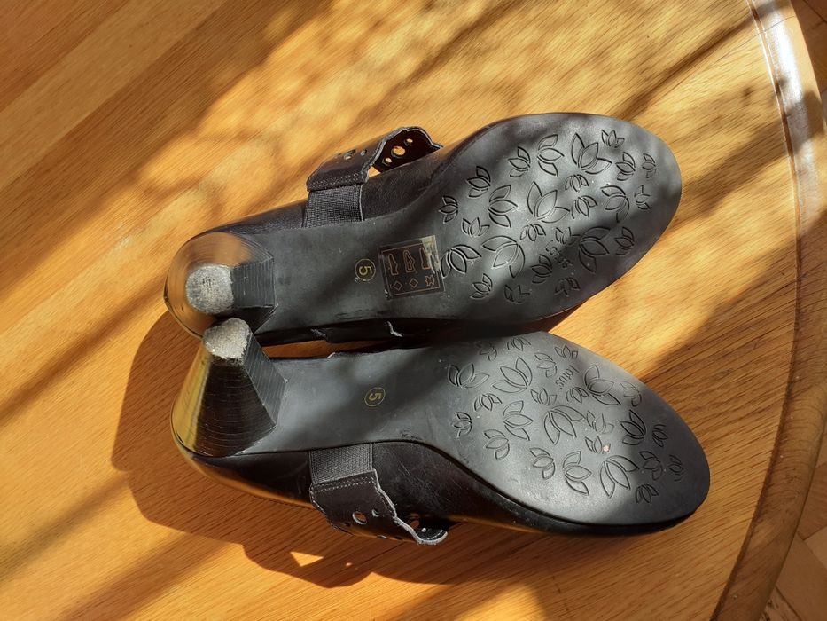 Buty 38 na obcasie skórzane