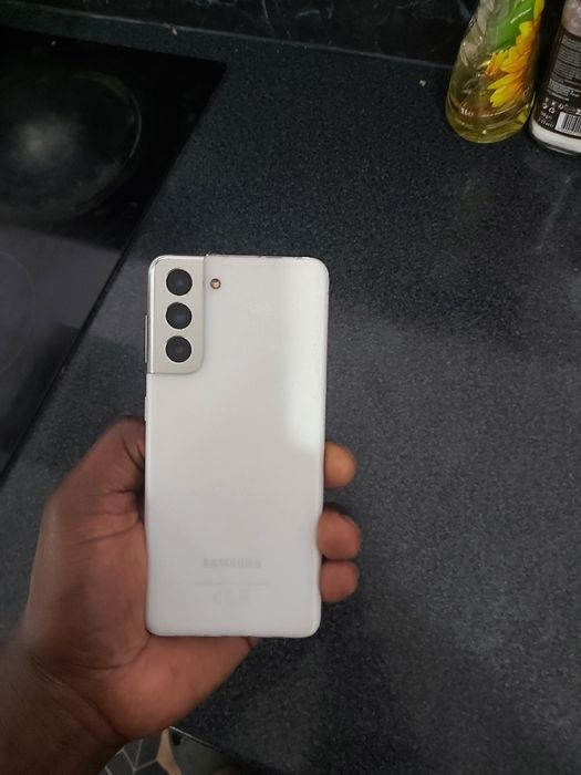 Vendo este samsung galaxy s21 128G de memória  por apenas 180€