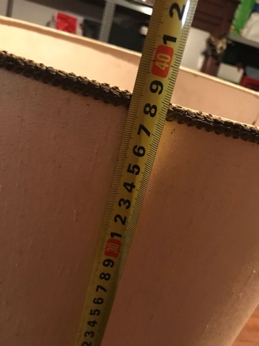 Abajour branco com debroado dourado diâmetro 46