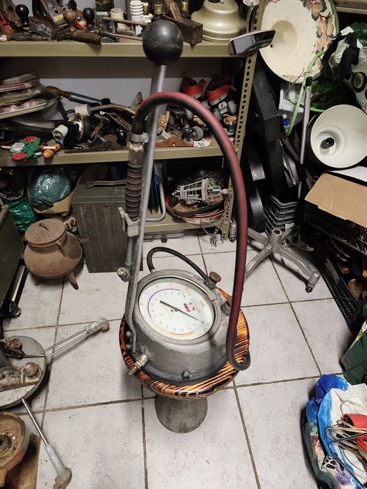 Antiga máquina de encher pneus