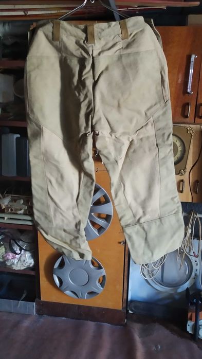 Куртка та штани зварювальника.