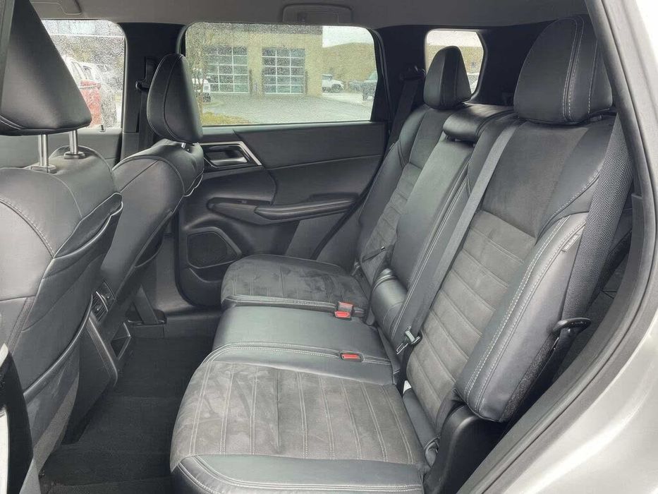 Mitsubishi Outlander Black Edition S-AWC      2023