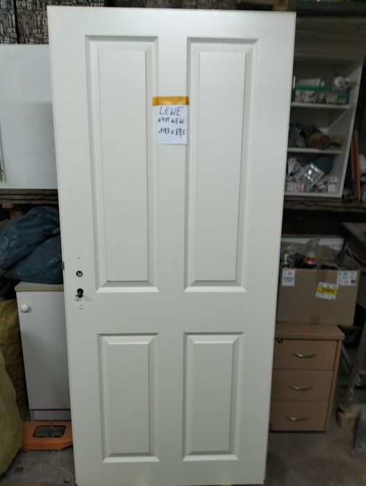 Białe skrzydło drzwiowe