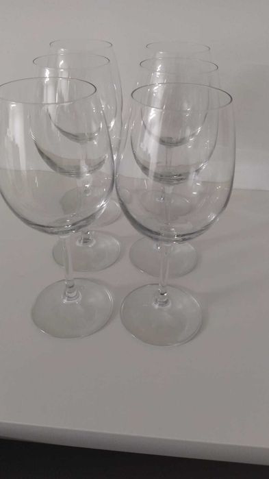 Copos de vinho tinto, novos