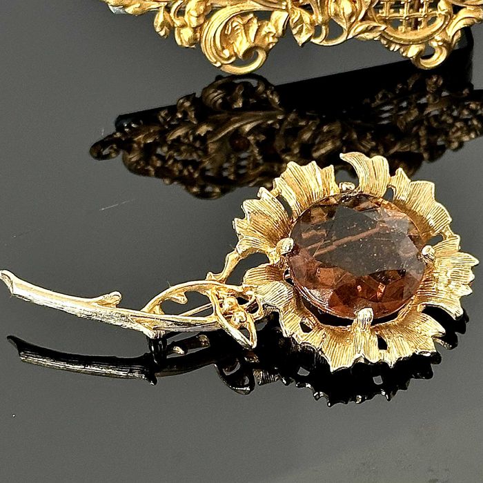 Broszka z kamieniem cytrynowym, pochodzi z Anglii końca lat 60. XX w.