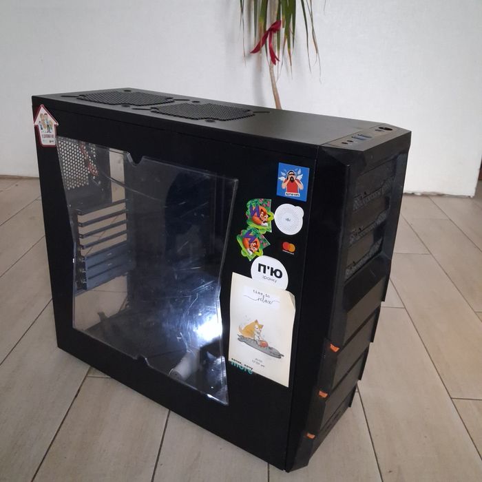 Корпус системного блоку. Xigmatek + один вентилятор  в корпусі