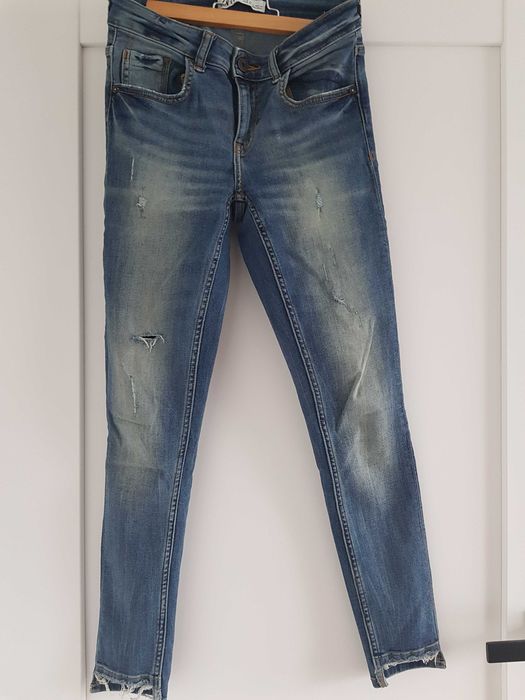 Zara - jeansy z oryginalnymi  przetarciami, r.36, stan bdb
