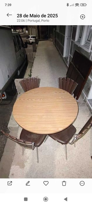 Mesa extensível com 4 cadeiras