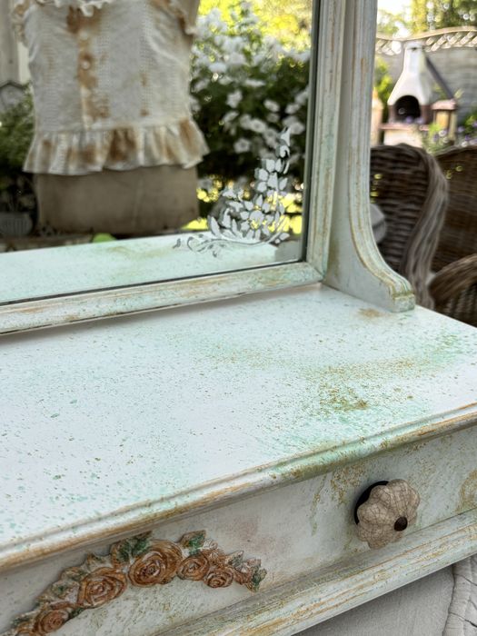 Toaletka ze złoceniami Shabby chic