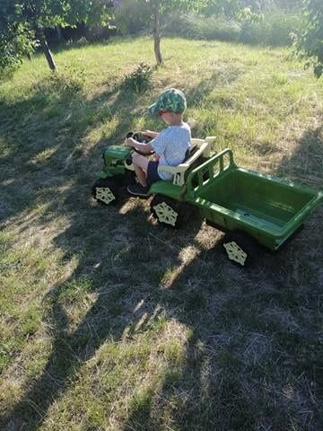 Traktor na akumulator z przyczepką