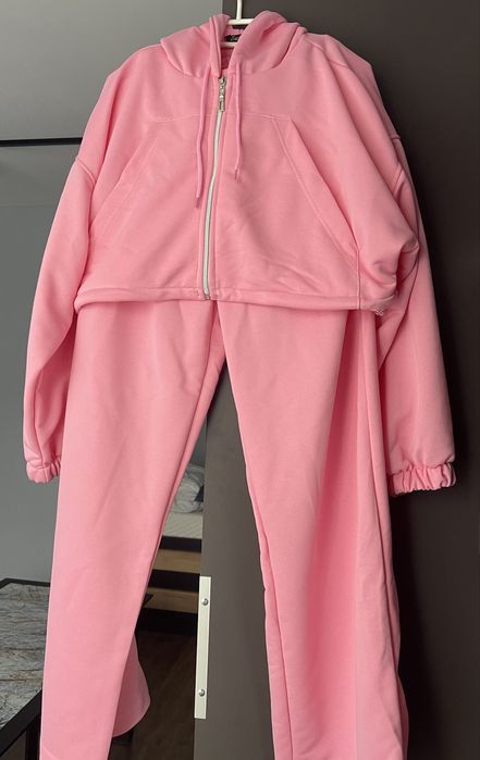 Жіночий костюм.