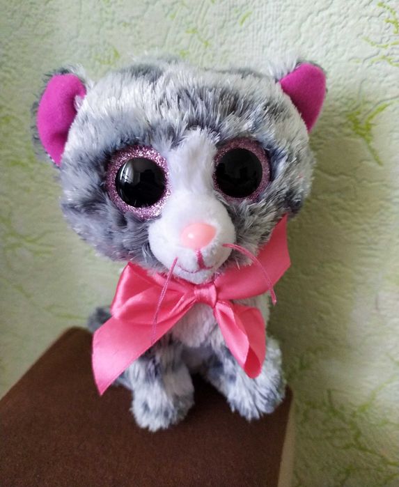 Милая кошечка глазастик с блестящими глазками