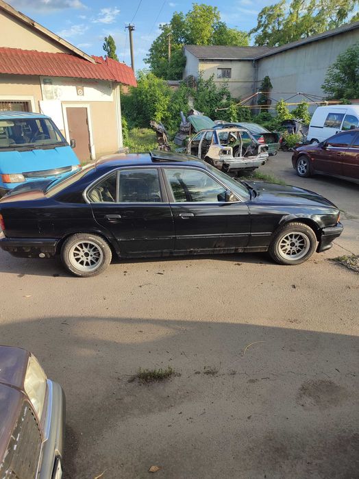 БМВ черная на ходу