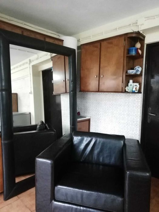 Sofá em pele castanha