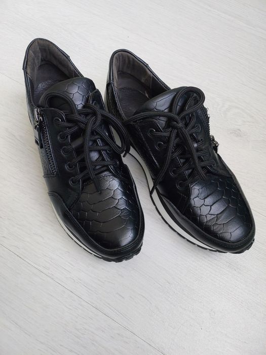 Кросівки жіночі шкіряні