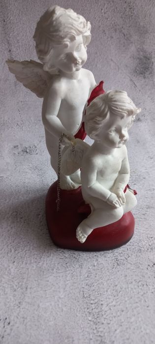 Figurka aniołki na czerwonym sercu