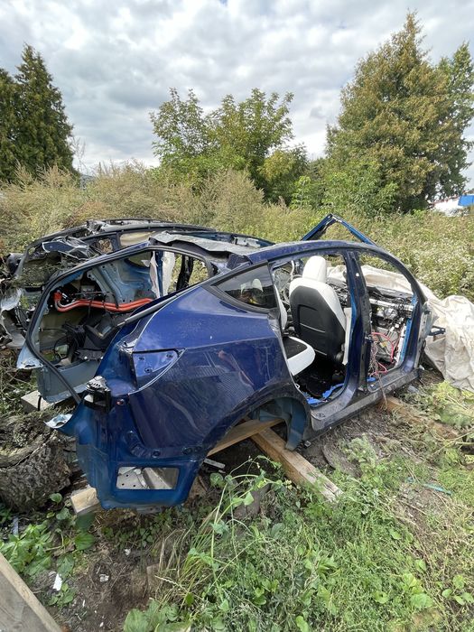 Тесла модел Y четвертя задня