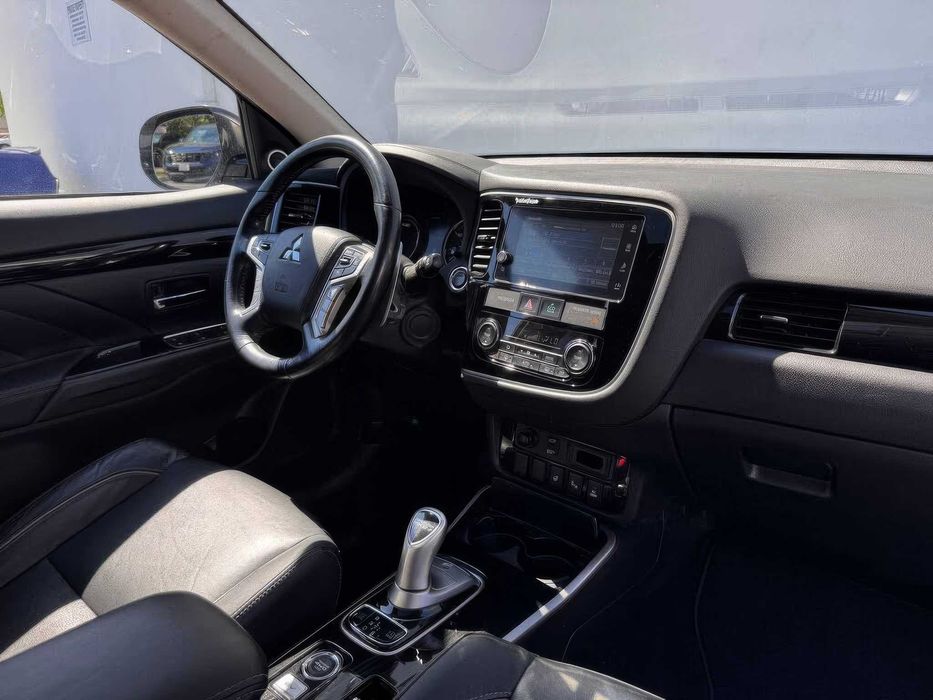 Mitsubishi Outlander      2018