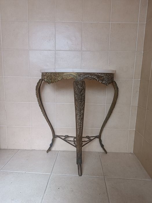 Mesa Consola / Aparador Vintage em Latão Trabalhado com Tampo de Mármore"