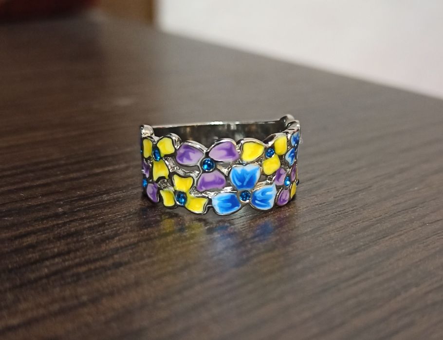 На подарок серебристое кольцо с эмалью