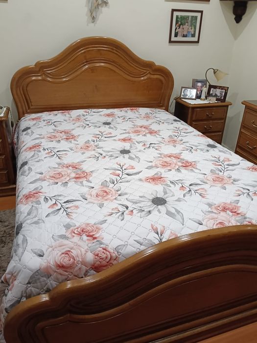 Cama, cómoda, mesinhas cabeceira