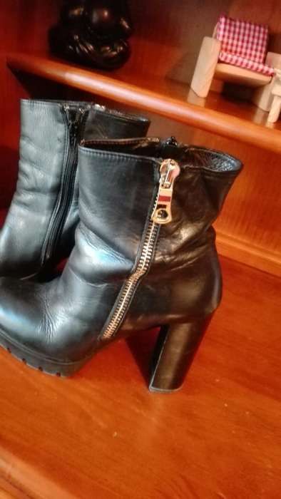 Botim preto em pele por dentro e por fora.