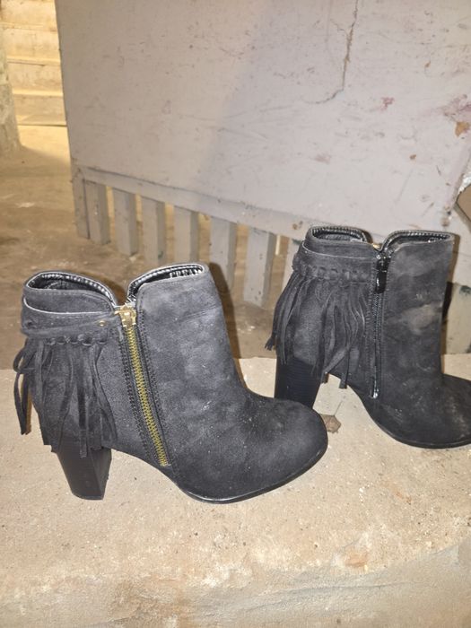 Botki czarne z frędzlami. Stan bdb.