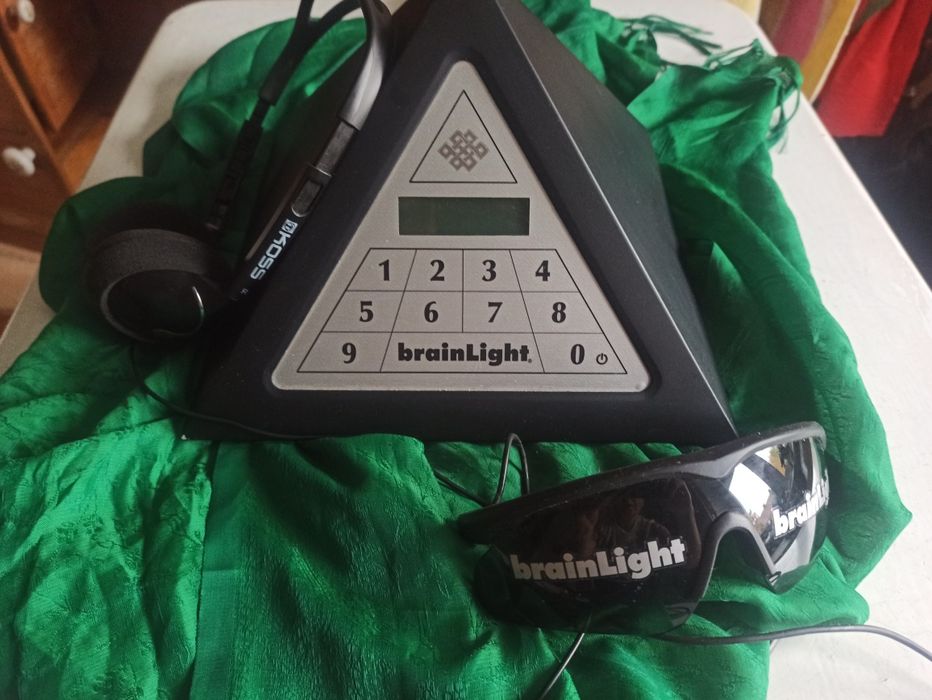 Piramida do muzykoterapii światłoterapii i synchronizacji częstotliwoś