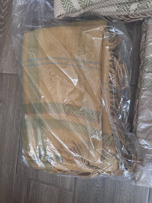 Пледи нові тепли і приємні на дотик