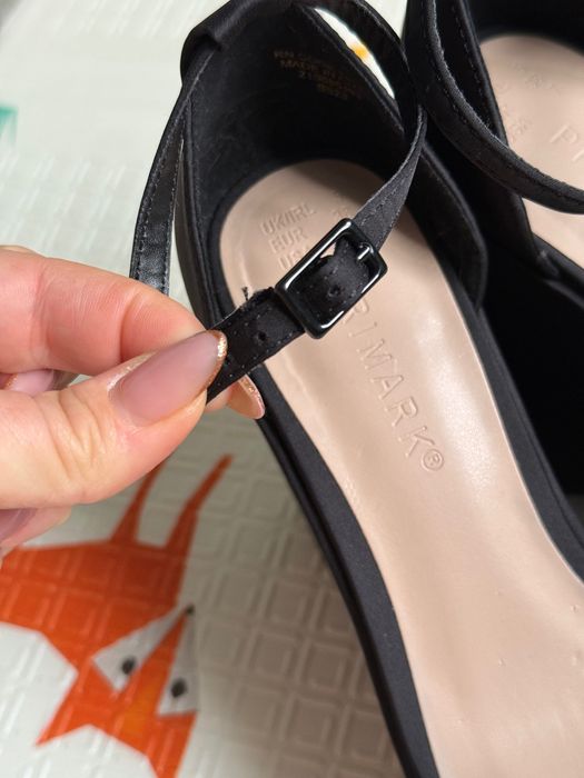 Босоніжки чорні на платформі 38 розмір сатин