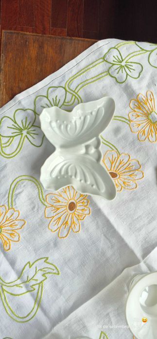 Conjunto de vários veleiros e uma taça em borboleta