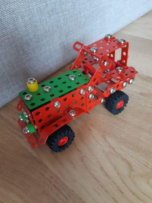 Samochód metalowy konstrukcja do skręcania