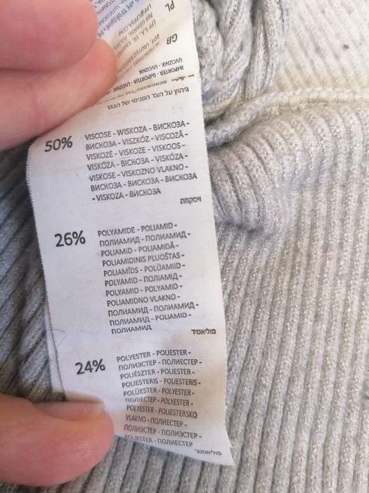 Szary damski sweterek z bufiastymi rękawami
