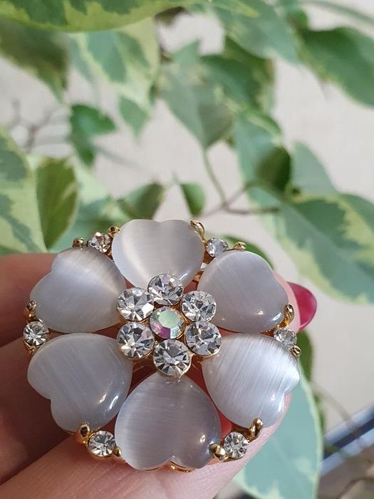 красива вінтажна золотиста брошка з перламутром і камінням Swarovski
