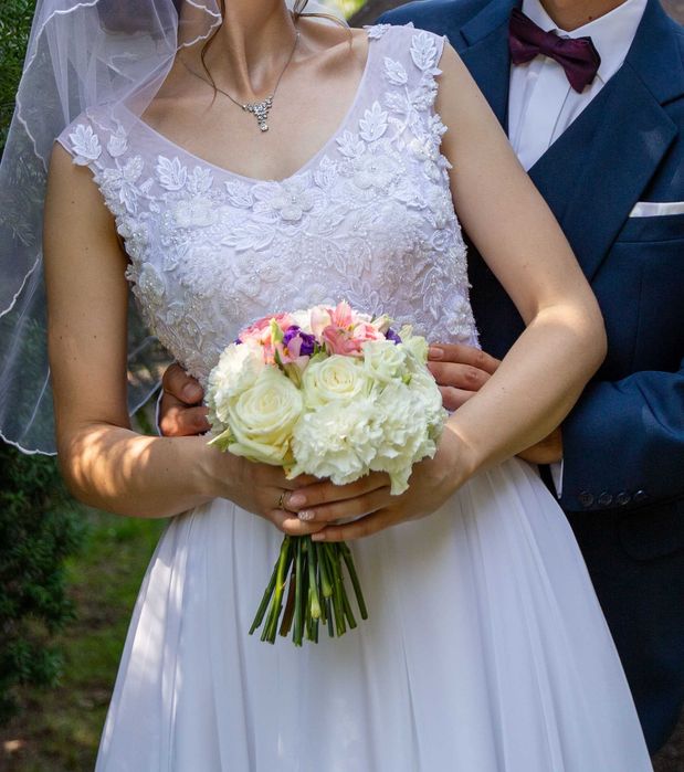 Suknia ślubna biała S/M, zdobiona góra, luźny dół z tiulu