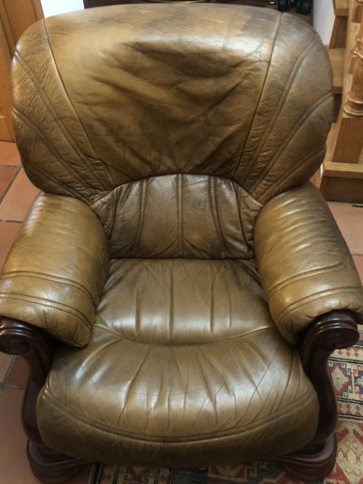 2 sofás individuais em pele verdadeira genuina