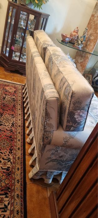 Conjunto de 2 sofas em tecido acetinado de excelente qualidade