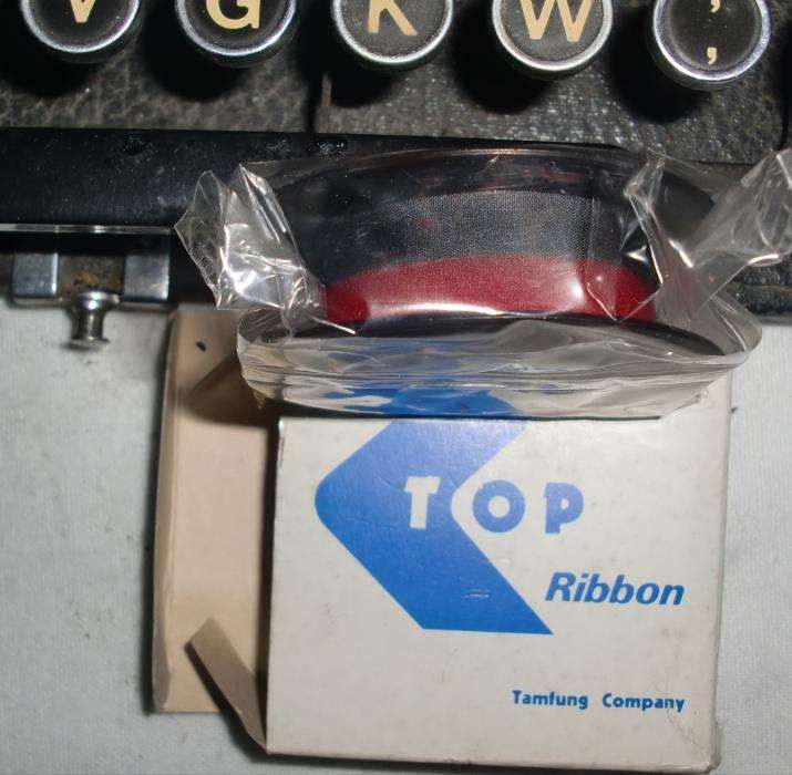 Máquina de escrever antiga Imperial com caixa de transporte