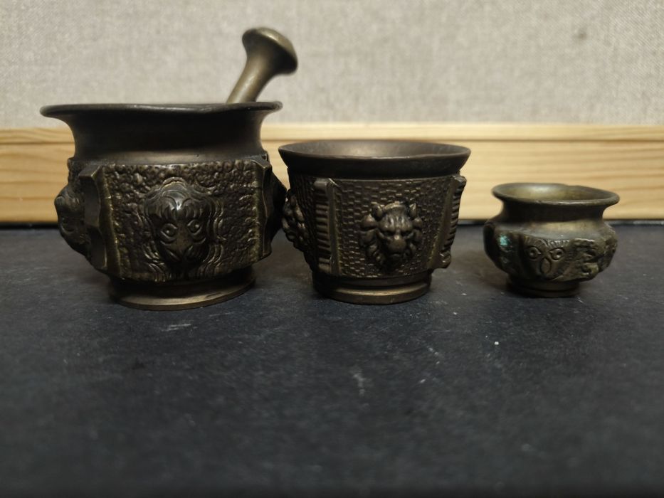 Almofariz e pilão em bronze com leões
Conjunto de almofariz e pilão em