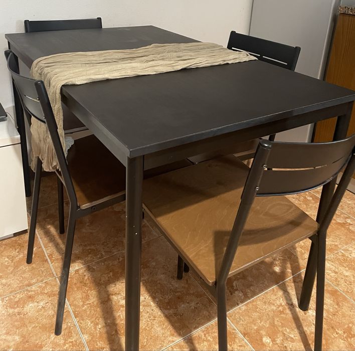 Mesa madeira e cadeiras